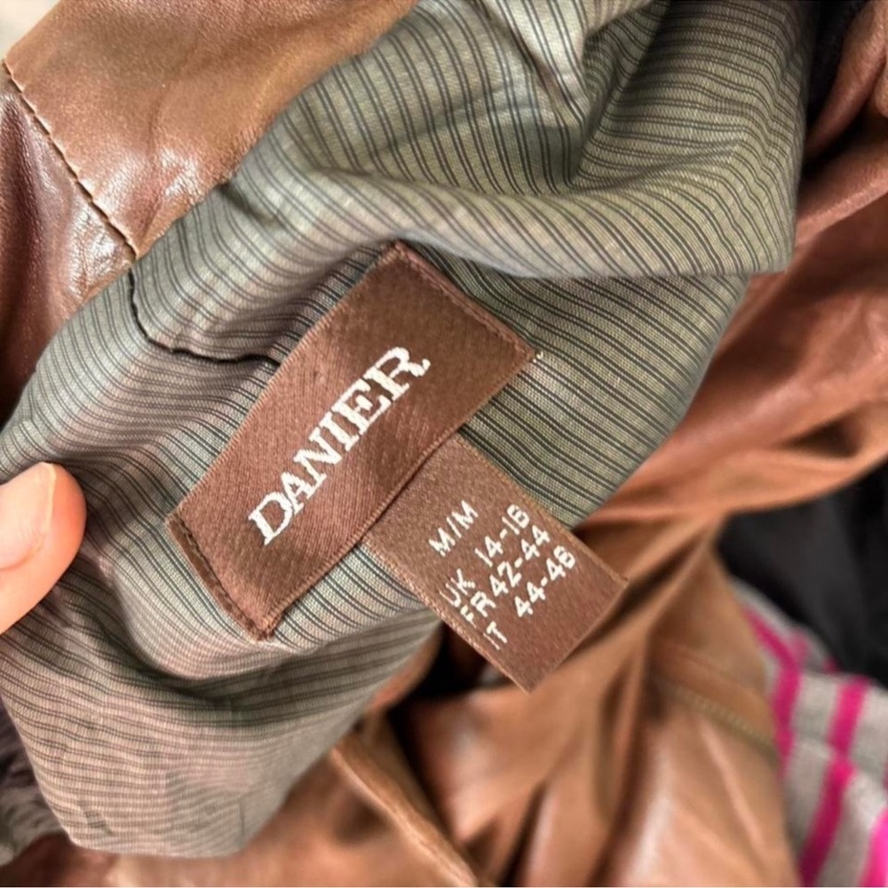 Danier Women's Tan Leather Jacket - Picture 7 of 8